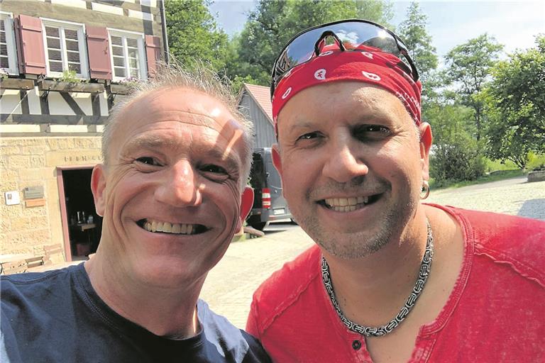 Comedian Naim Sabani mit Michl Müller (links) vor der Mäulesmühle. Foto: privat