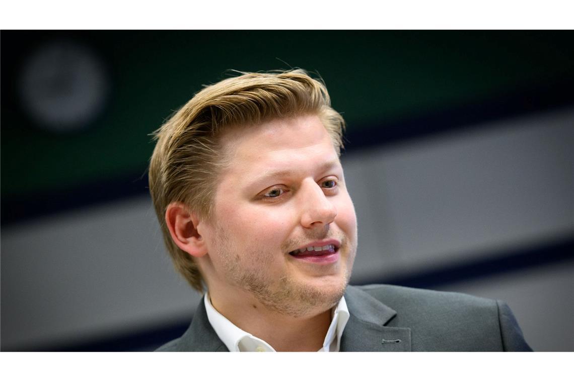 Comedian und Satiriker Sebastian Hotz alias El Hotzo beim Prozess in Berlin. (Archivbild)