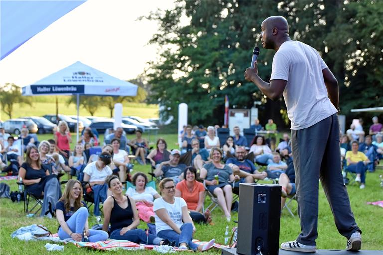 Comedypreisträger Dave Davis bringt sein Publikum mit persönlichen Erfahrungen, Witzen und Wortakrobatik zum Lachen. Fotos: T. Sellmaier