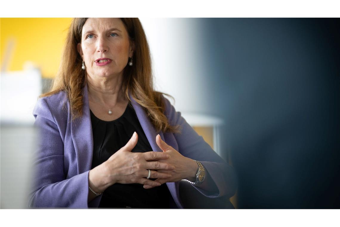 Commerzbank-Chefin Bettina Orlopp erklärt, wie sie eine Übernahme durch die Unicredit abwehren will.