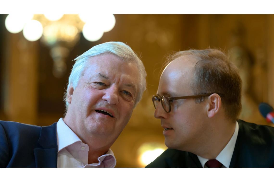 Bundesgericht verhandelt über Zukunft von "Compact"-Magazin "Compact"-Chefredakteur Jürgen Elsässer (l) und sein Anwalt Laurens Nothdurft unterhalten sich im Gericht.