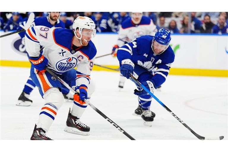 Connor McDavid (l) erzielte zwei Tore bei Edmontons Sieg in Toronto.