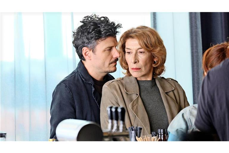 Constanze Laux (Adele Neuhauser) lässt sich auf  den Escort Ricardo Westerhoff (Manuel Rubey) ein.