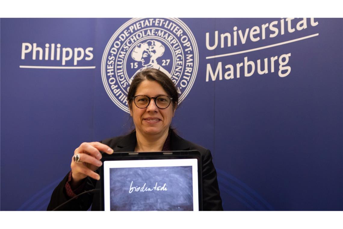 "Biodeutsch" zum Unwort gekürt - Jury sieht Alltagsrassismus Constanze Spieß, Sprecherin der Unwort-Jury, verkündet die Entscheidung.