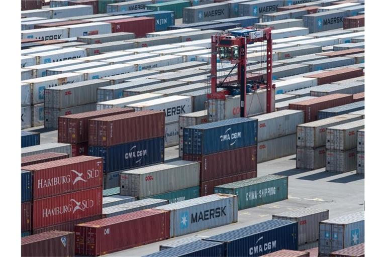 Container auf dem Gelände des JadeWeserPort in Wilhelmshaven. Foto: Ingo Wagner