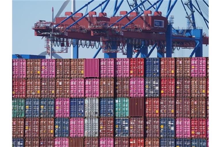 Container auf einem Containerschiff im Hafen von Hamburg. Foto: Marcus Brandt/dpa