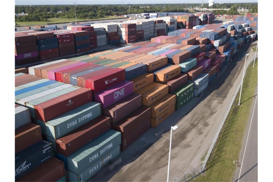 Ökonomen sehen Welthandel durch USA-China-Konflikt bedroht Container im Hafen Virginia International Terminal. Der Handelskonflikt zwischen den USA und China könnte nach Einschätzung von Volkswirten die internationalen Wirtschaftsbeziehungen dauerhaft beschädigen. Foto: Steve Helber/AP