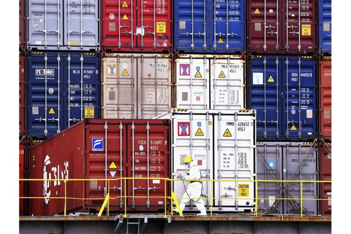 China schraubt Wachstumsziel herunter - Außenhandel boomt Container im Hafen von Qingdao in der ostchinesischen Provinz Shandong. Foto: Uncredited/CHINATOPIX via AP/dpa