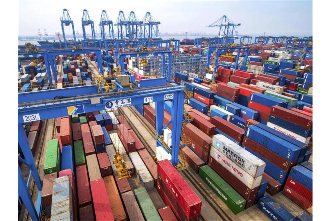 Container im Hafen von Quingdao in China. Foto: CHINATOPIX/AP