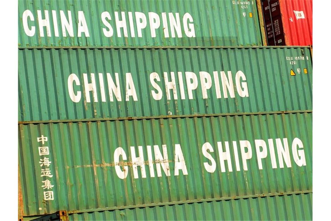 Container im Hafen von Shanghai. Chinesische Firmen investierten im ersten Halbjahr 2019 laut EY-Studie gerade einmal 505 Millionen Dollar in der Bundesrepublik. Foto: Ole Spata