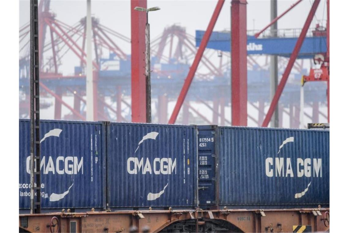 Container im Hamburger Hafen. Das neuartige Coronavirus trifft die Wirtschaft erheblich. Foto: Axel Heimken/dpa