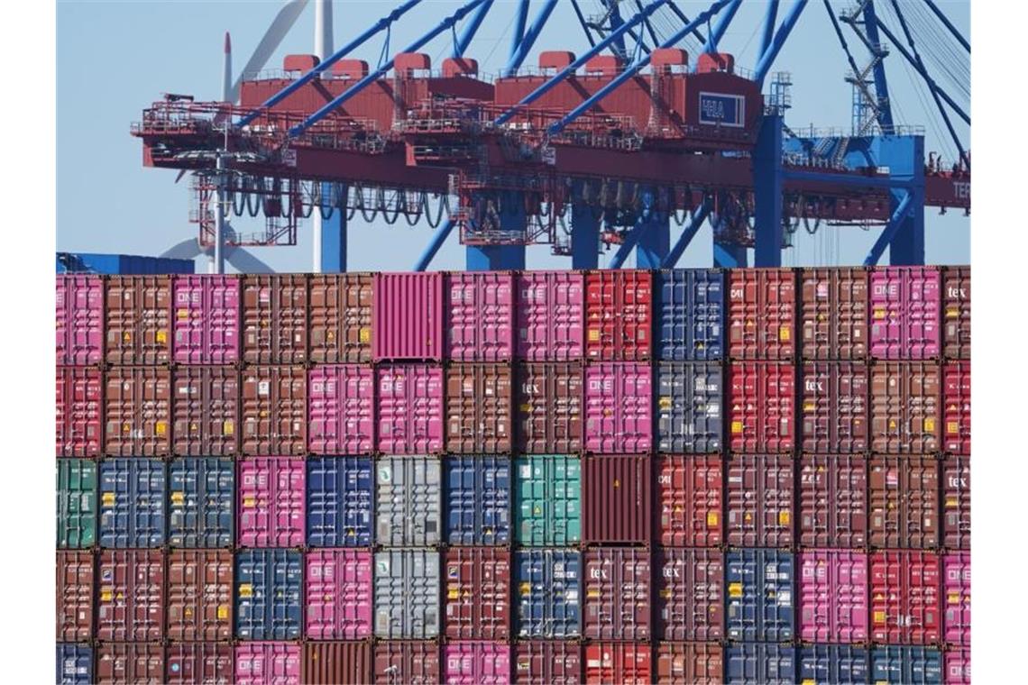Exporte: Trübere Aussichten für deutsche Wirtschaft Container im Hamburger Hafen. Der weltweite Teilemangel dämpft das Auslandsgeschäft der deutschen Industrie. Foto: Marcus Brandt/dpa