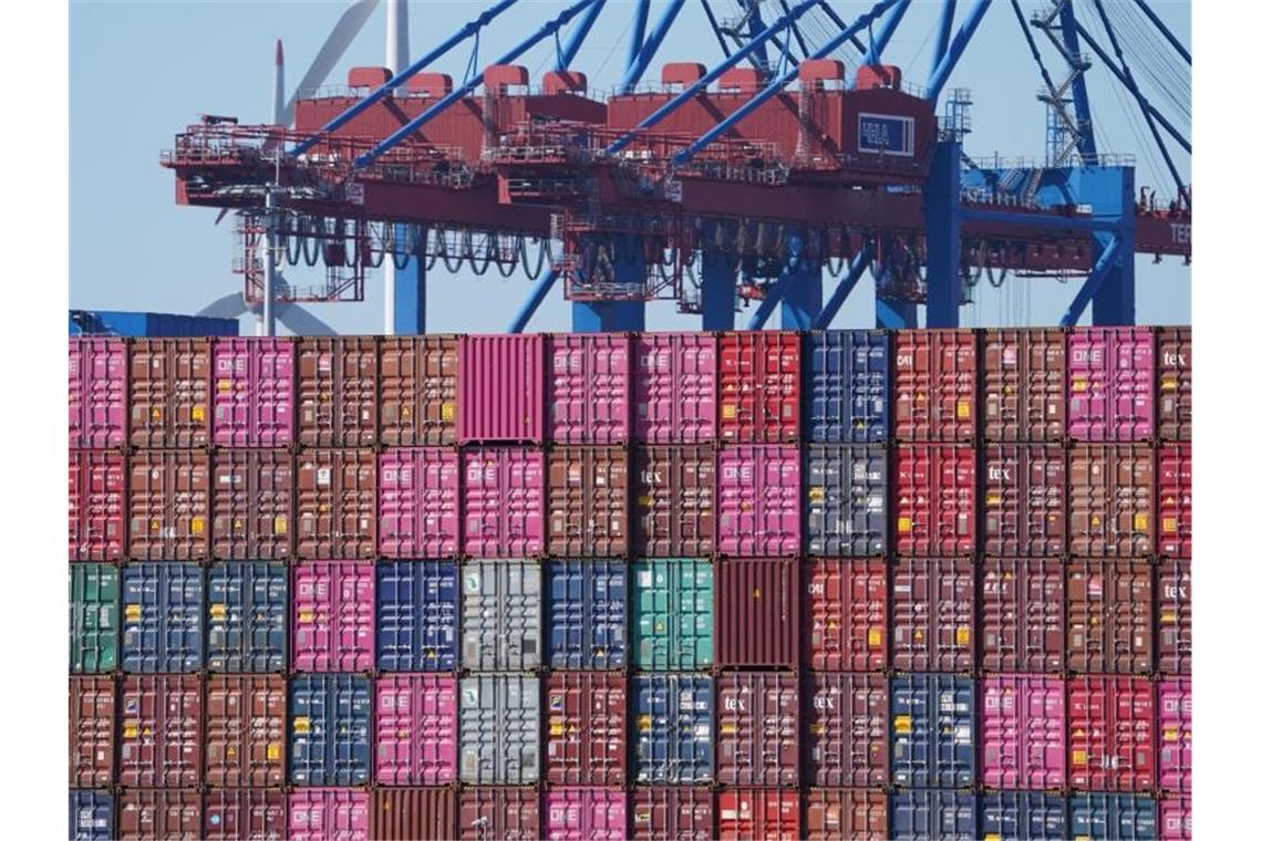 Container im Hamburger Hafen. Der weltweite Teilemangel dämpft das Auslandsgeschäft der deutschen Industrie. Foto: Marcus Brandt/dpa