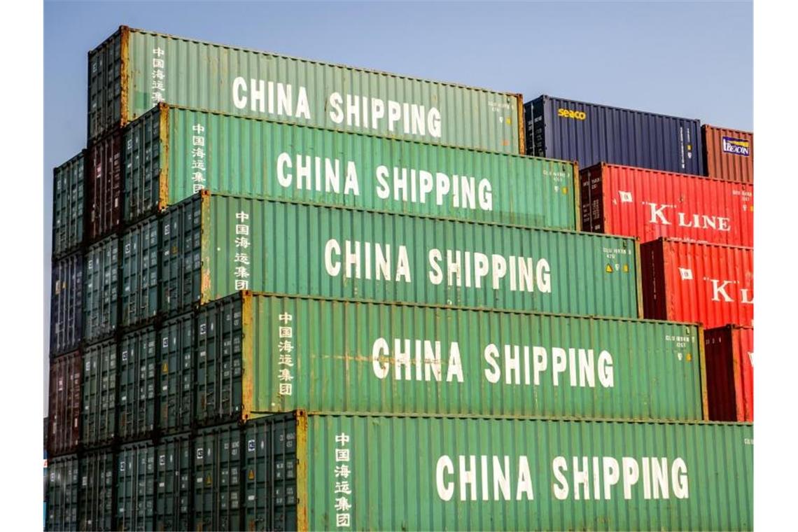 China öffnet Markt: Massive Senkung der Importzölle Container liegen aufgestapelt im Containerhafen in Shanghai. China senkt die Zölle für Importe. Foto: Ole Spata/dpa