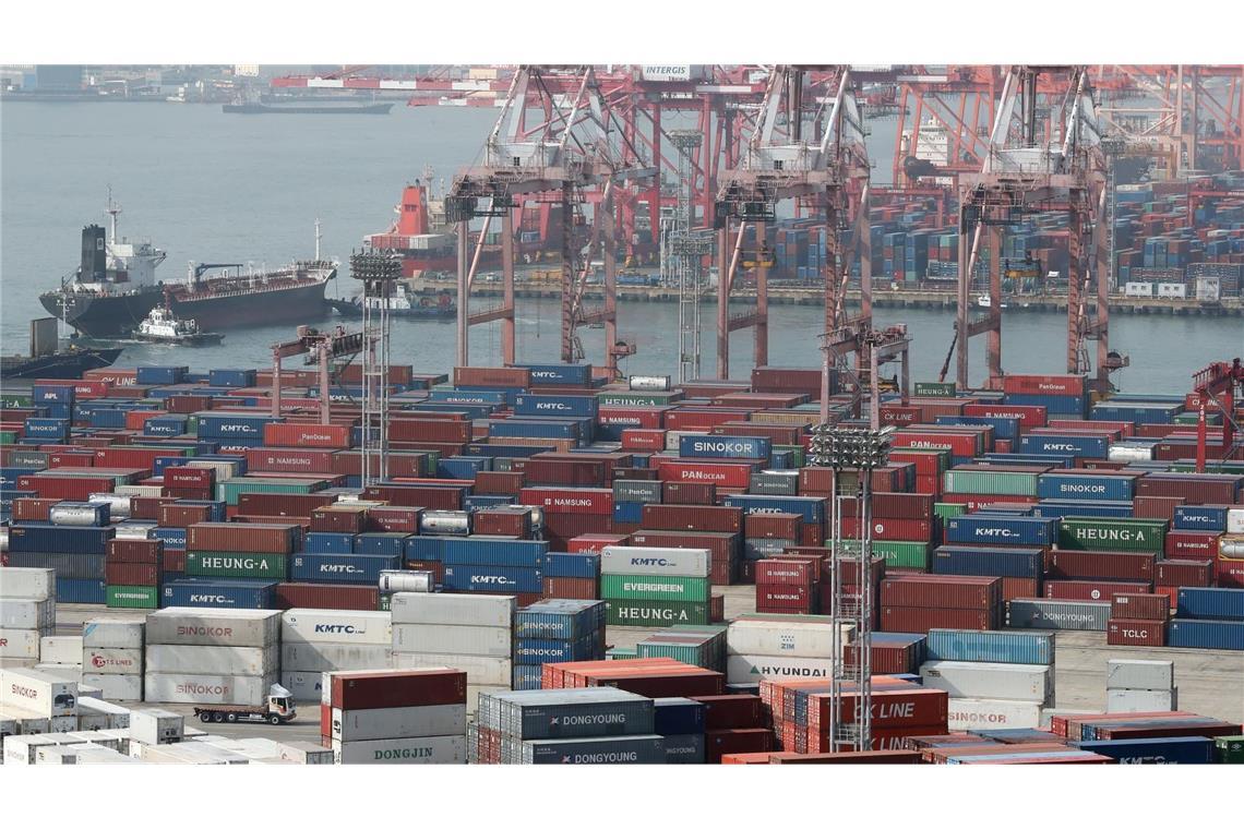 Container liegen im Hafen der Stadt. (zu dpa: «Bundesregierung schraubt Wachstumserwartungen deutlich hoch»)
