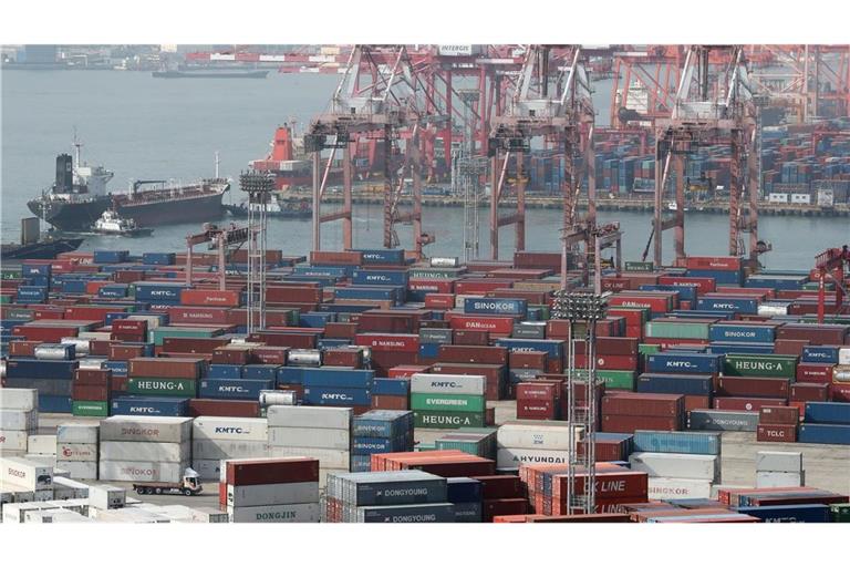 Container liegen im Hafen der Stadt. (zu dpa: «Bundesregierung schraubt Wachstumserwartungen deutlich hoch»)