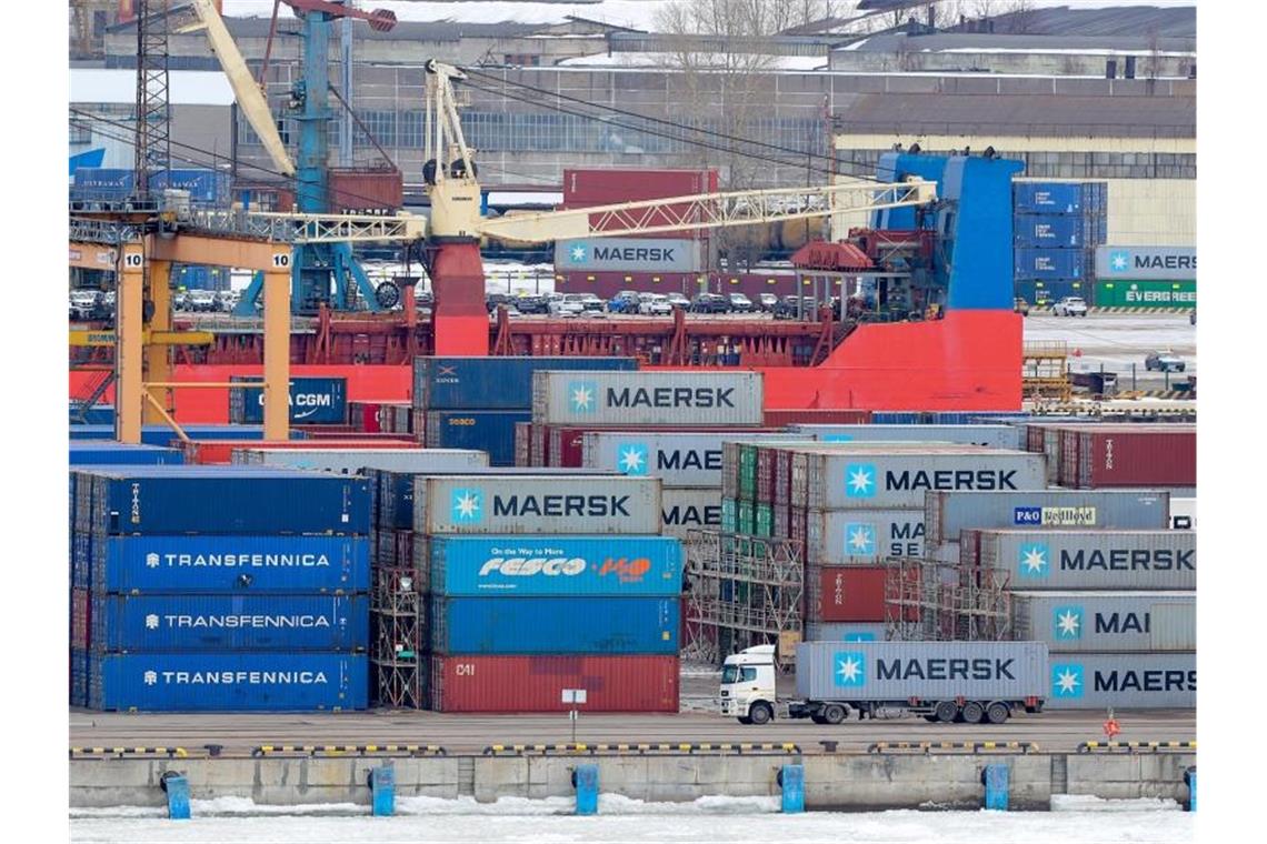 Sanktionen: Ifo erwartet negative Auswirkungen für Russland Container liegen im Hafen von St. Petersburg. Das Ifo-Institut erwartet, dass neue Sanktionen gegen Russland negative Auswirkungen auf das Land haben werden. Foto: Stringer/dpa