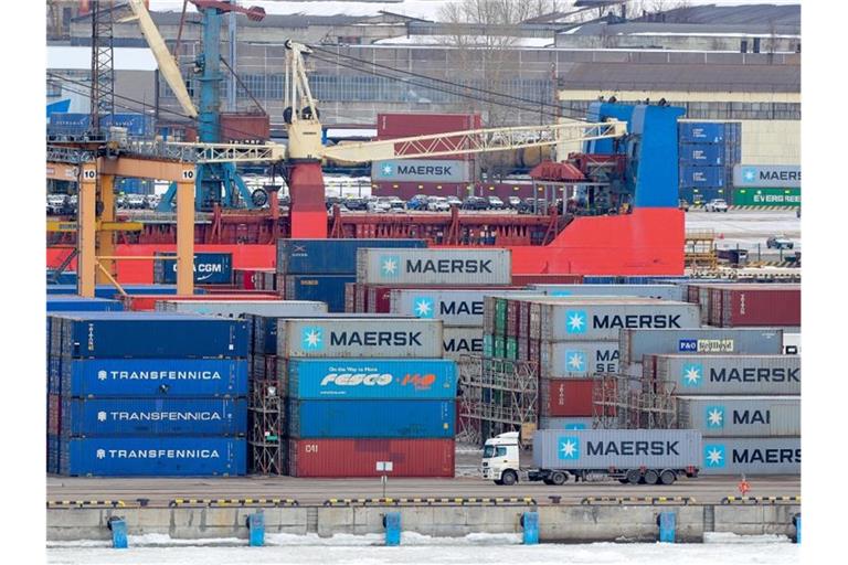 Container liegen im Hafen von St. Petersburg. Das Ifo-Institut erwartet, dass neue Sanktionen gegen Russland negative Auswirkungen auf das Land haben werden. Foto: Stringer/dpa