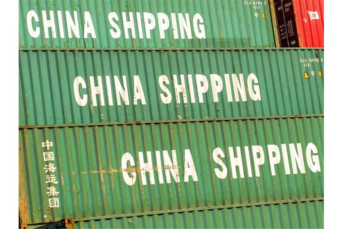 Container mit der Aufschrift „China Shipping“, stehen im Hafen von Shanghai. Foto: Ole Spata/dpa