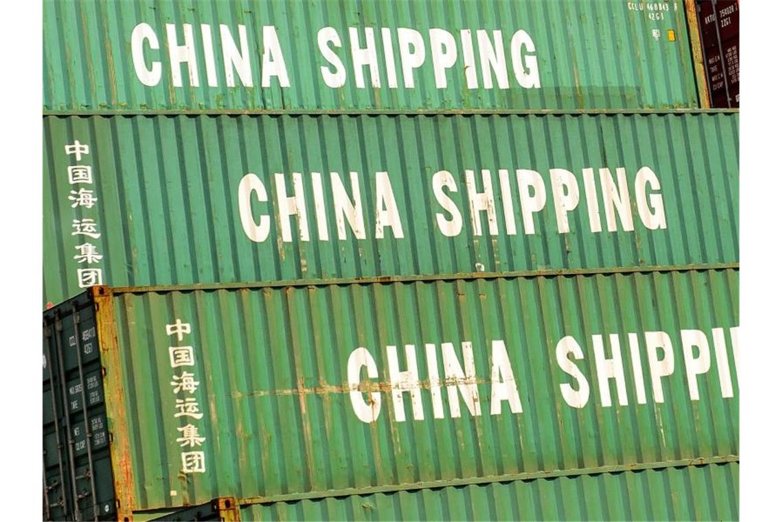 Container mit der Aufschrift „China Shipping“, stehen im Hafen. Trotz der globalen Corona-Krise hat sich Chinas Außenhandel überraschend gut erholt. Foto: Ole Spata/dpa