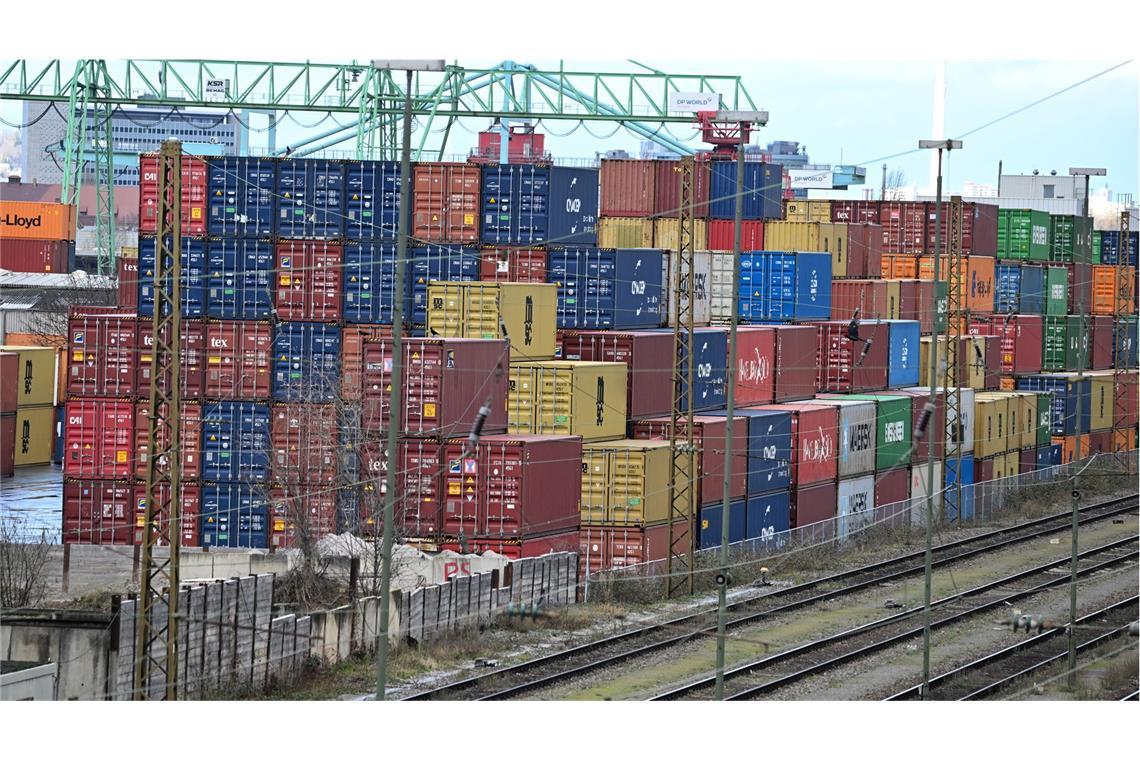 Russland-Handel verliert für Südwesten stark an Bedeutung Container mit Wirtschaftsgütern stehen aufgestapelt im Hafen in Stuttgart. (Archivbild)