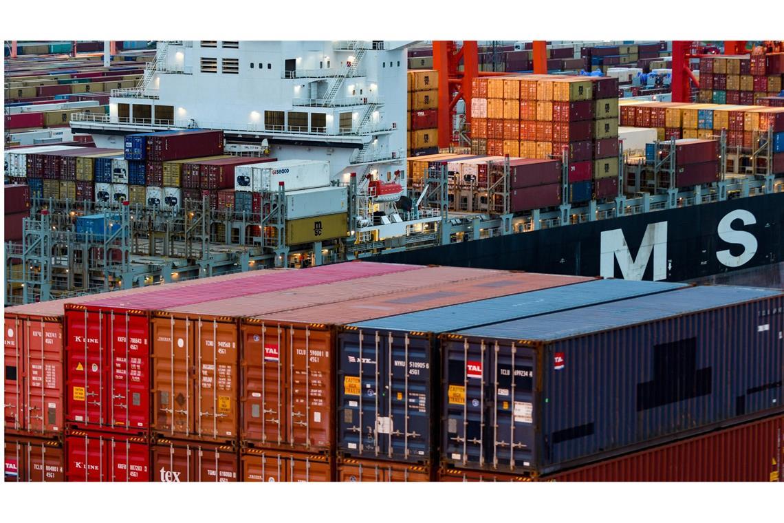 Container stapeln sich auf einem Frachter im Hamburger Hafen. Europa muss mehr investieren, um auf dem Weltmarkt bestehen zu können.