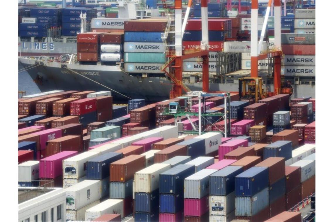 Japans Wirtschaft setzt Erholung fort Container stapeln sich im Hafen von Yokohama. Foto: Koji Sasahara/AP/dpa