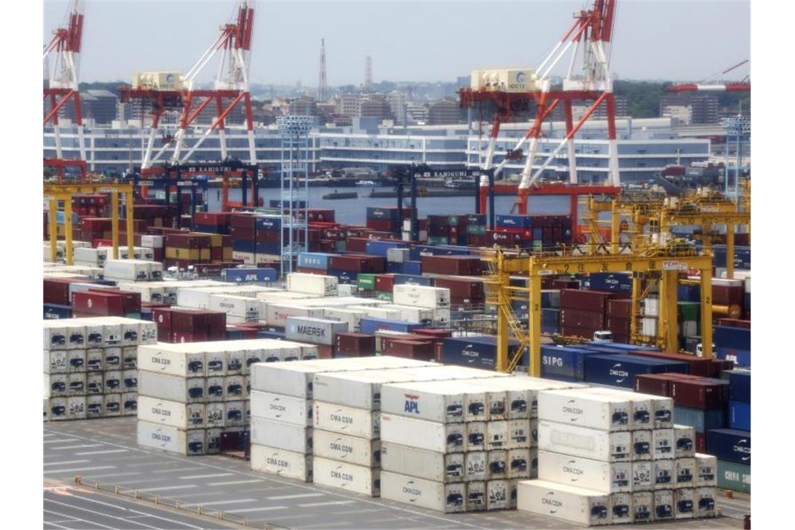 Japans Exporte sinken nicht so stark wie befürchtet Container stapeln sich im Hafen von Yokohama, Japan. Foto: Koji Sasahara/AP/dpa