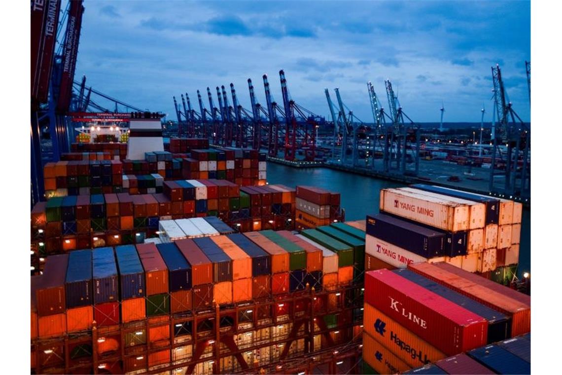 Pessimismus in der deutschen Wirtschaft wächst und wächst Container stapeln sich in Hamburg auf dem Deck eines Frachters. Die exportorientierte Industrie operiert angesichts globaler Handelskonflikte in schwierigem Fahrwasser. Foto: Axel Heimken