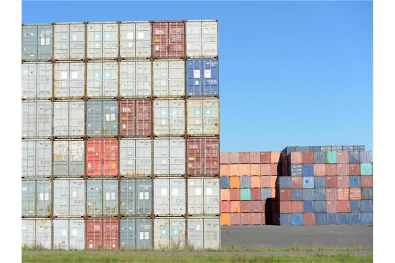 Container stehen am Umschlagbahnhof Ulm. Hier werden Container von der Straße auf die Schiene gebracht und umgekehrt. Foto: Stefan Puchner/dpa