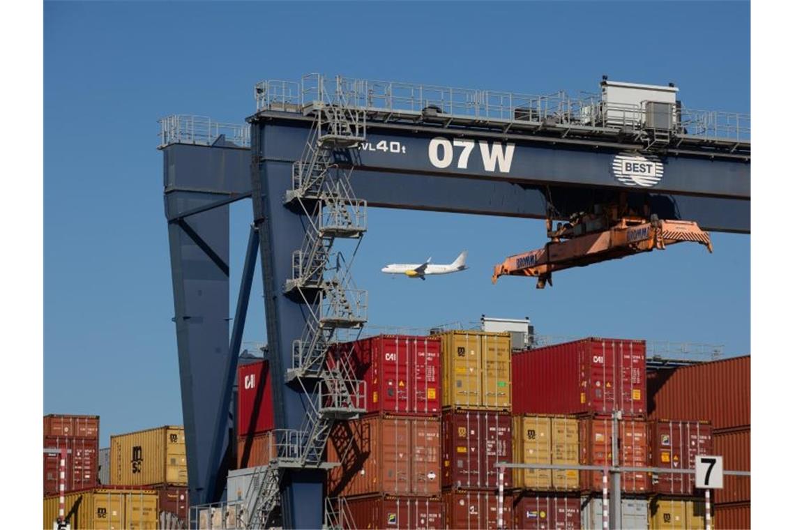 Container stehen im Hafen von Barcelona. Foto: David Zorrakino/EUROPA PRESS/dpa