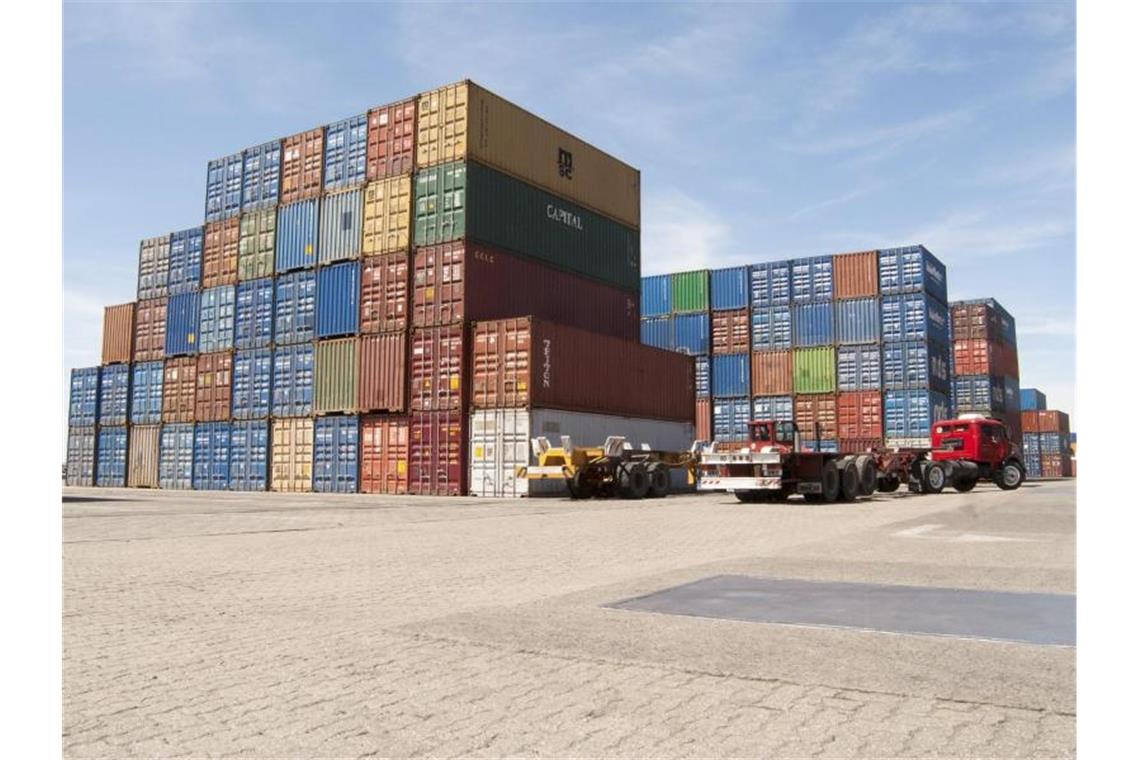 Container stehen im Hafen von Buenos Aires. Das Mercosur-Abkommen droht zu scheitern. Foto: Andres Perez Moreno