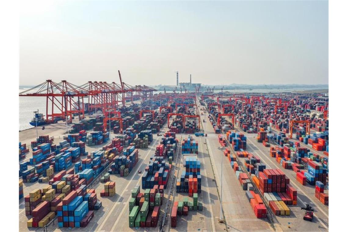 Container stehen im Hafen von Qinzhou. Vor allem anziehende Geschäfte in China stützen Deutschlands Exporteure in der Corona-Krise. Foto: Xu Zhiyan/XinHua/dpa