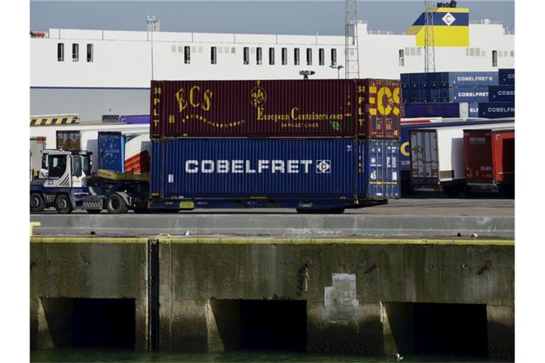 Container stehen im Hafen von Zeebrugge. Foto: Olivier Matthys/AP/dpa
