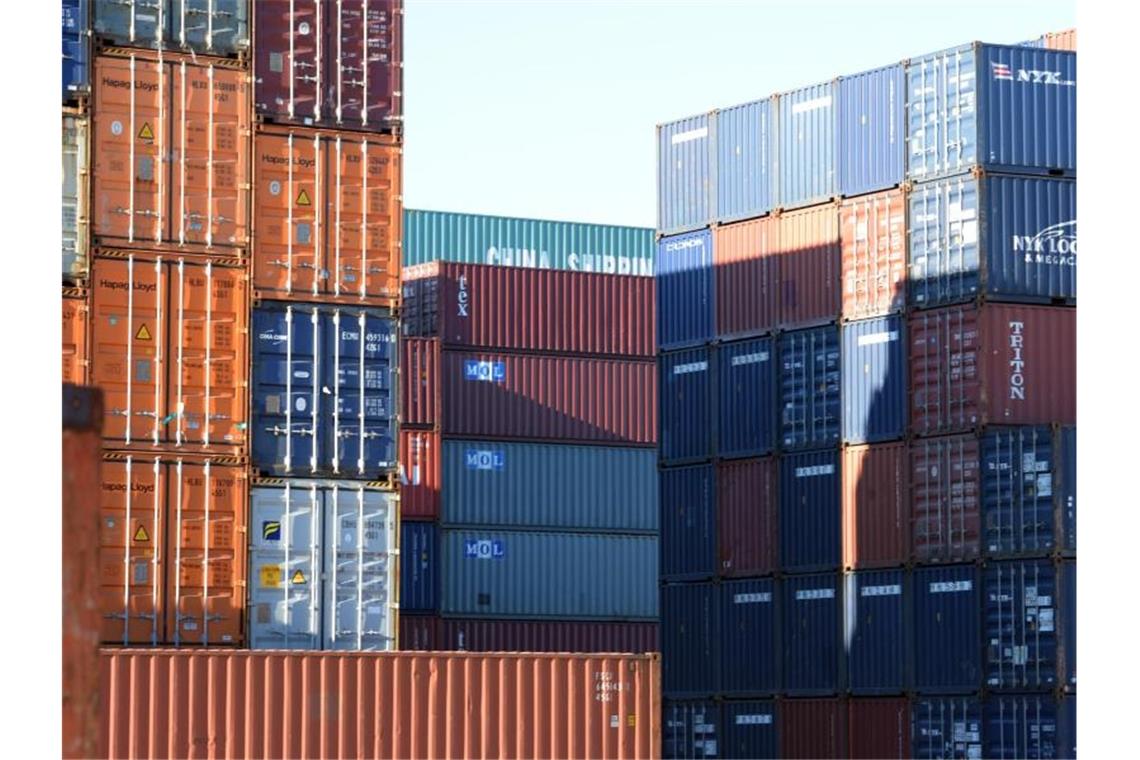 Außenhandel von Baden-Württemberg deutlich erholt Container stehen im Umschlagbahnhof. Foto: Stefan Puchner/dpa/Symbolbild