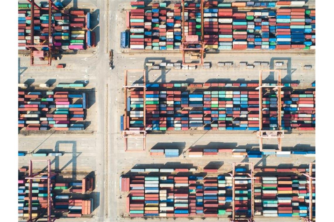 Container stehen in einem chinesischen Hafen. Foto: Xiao Yijiu/XinHua/dpa