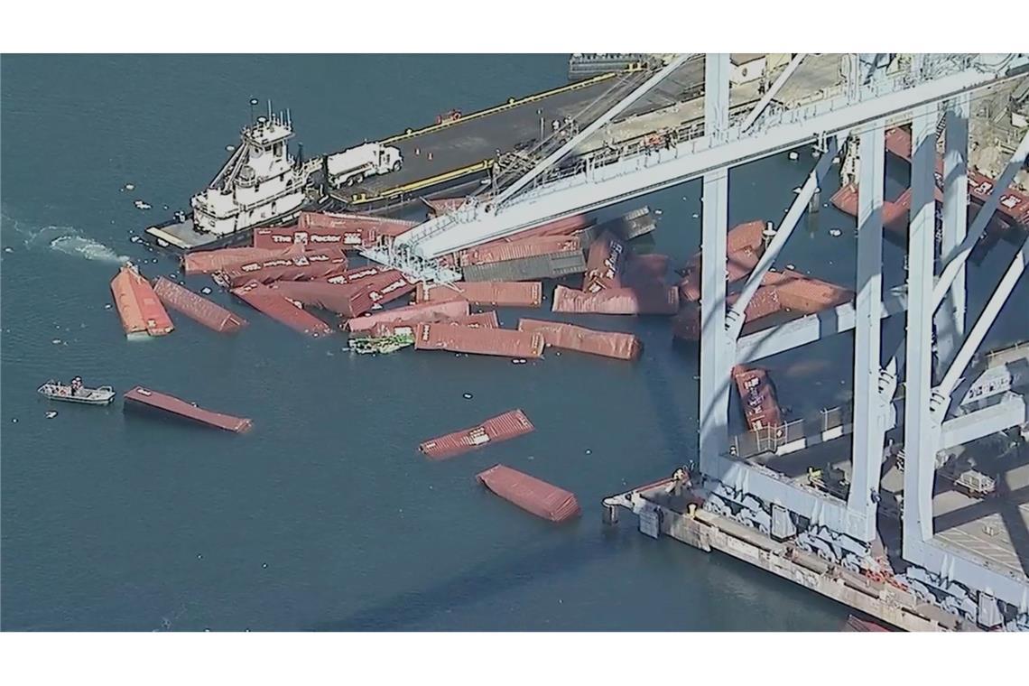 Container stürzen im Hafen von Long Beach ins Meer