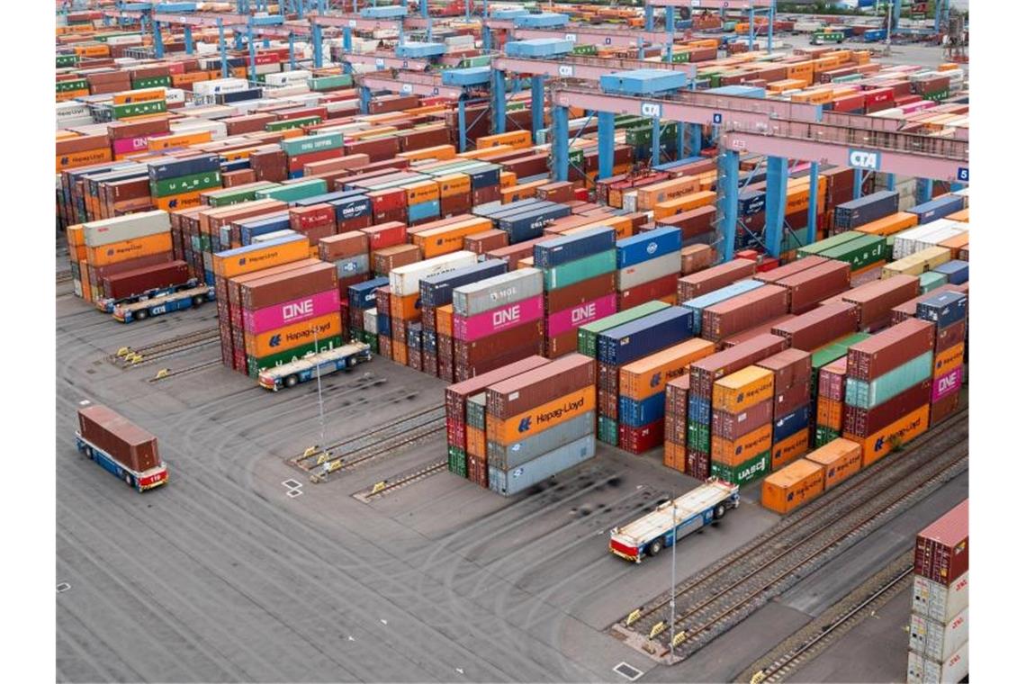 Container Terminal Altenwerder im Hamburger Hafen. Das Bruttoinlandsprodukt in Deutschland ist im dritten Quartal gegenüber dem Vorquartal um 8,5 Prozent gestiegen. Foto: Daniel Reinhardt/dpa