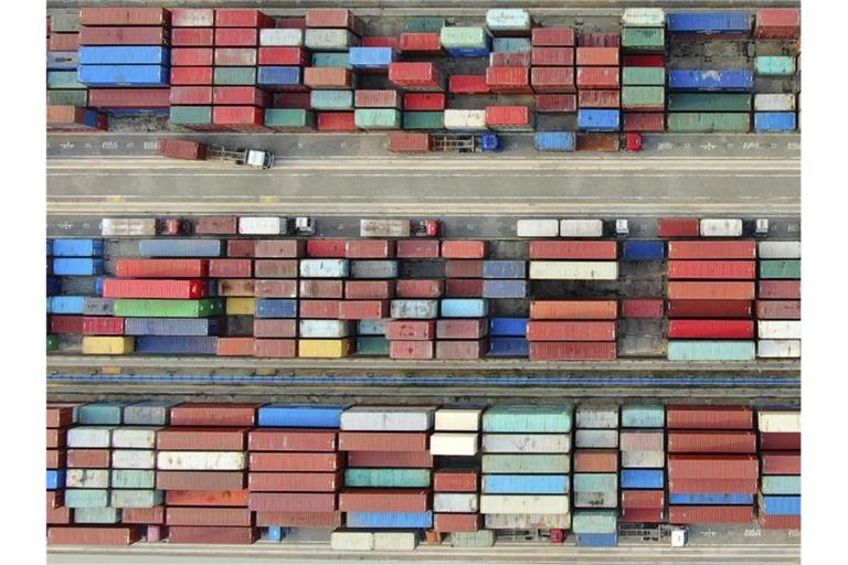 Container über Container - Sinnbild der Weltwirtschaft. Foto: -/CHINATOPIX/AP/dpa