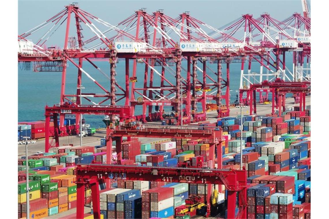 Container und Containerbrücken im Hafen von Qingdao in China. Foto: Yu Fangping/SIPA Asia via ZUMA Wire
