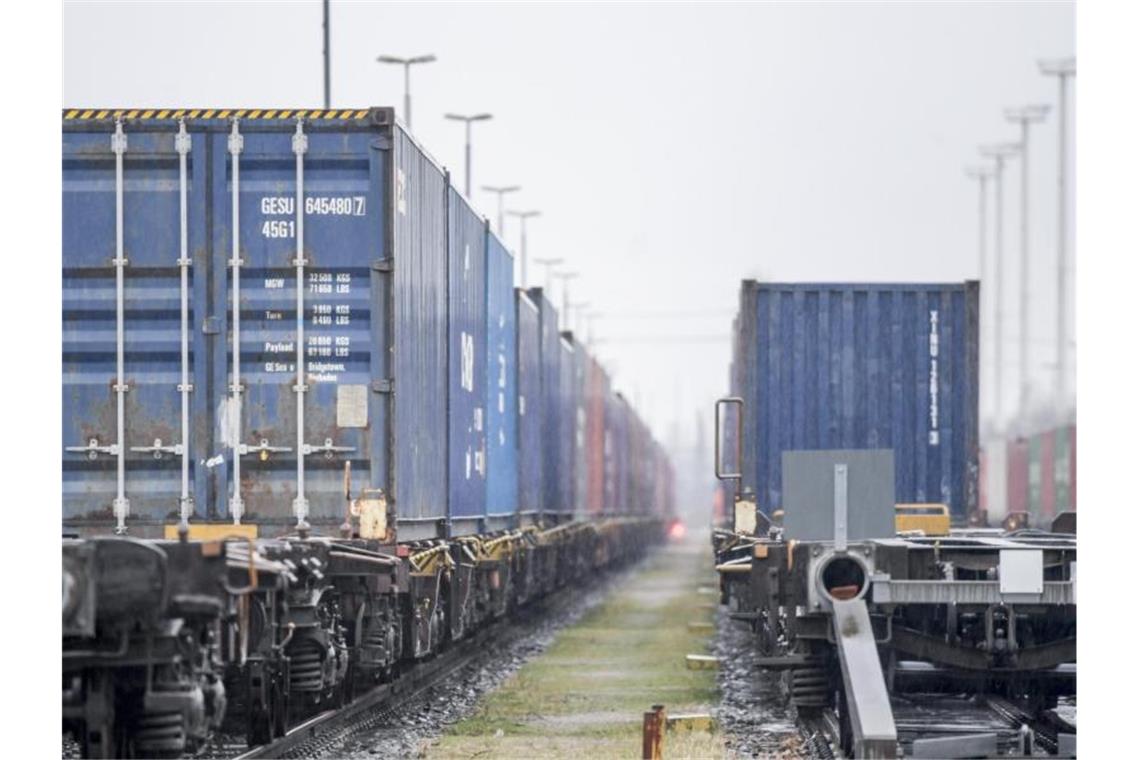 Container verschiedener Reedereien werden im Hamburger Hafen umgeschlagen. Foto: Axel Heimken/dpa