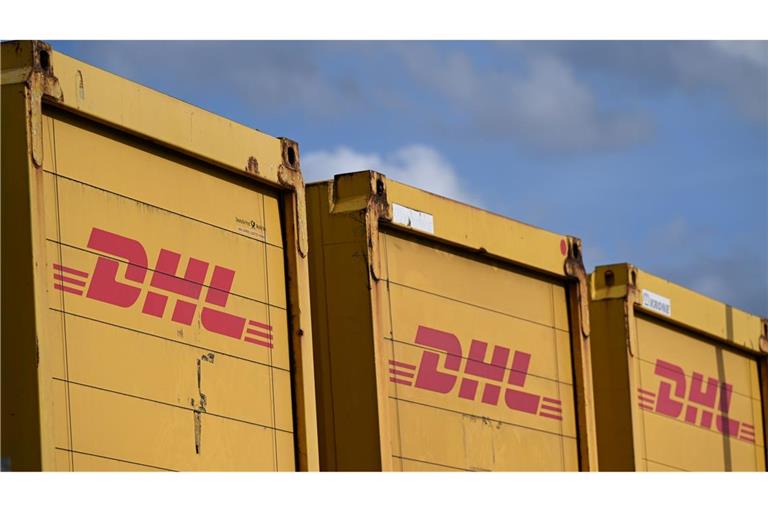 Container von DHL, üblicherweise voll mit Paketen.