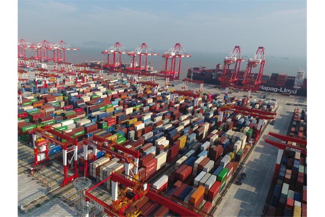 Container warten am Tiefwasserhafen Yangshan in China darauf, verladen zu werden. Foto: Ding Ting/XinHua/dpa