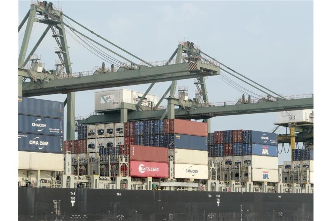 Weltgrößter Freihandelspakt mit China vereinbart Container werden im Hafen auf ein Schiff verladen. Foto: Hau Dinh/AP/dpa