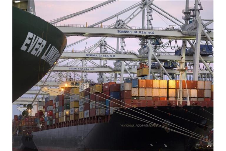 Container werden im Hafen von Savannah auf ein Schiff verladen. Foto: Stephen B. Morton/FR56856 AP