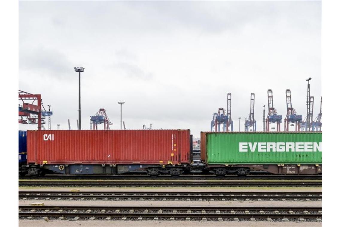 Deutsche Wirtschaft stagniert Ende 2019 Container werden im Hamburger Hafen umgeschlagen. Die deutsche Wirtschaft ist nach Einschätzung von Ökonomen auch zum Jahresende 2019 nicht in Schwung gekommen. Foto: Axel Heimken/dpa