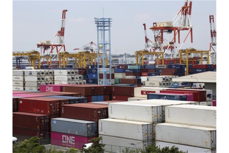 Container werden in einem Hafen in Yokohama, südlich von Tokio, aufgestellt. Japans Wirtschaft erholt sich vom Rekordeinbruch im Zuge der Corona-Krise. Foto: Koji Sasahara/AP/dpa