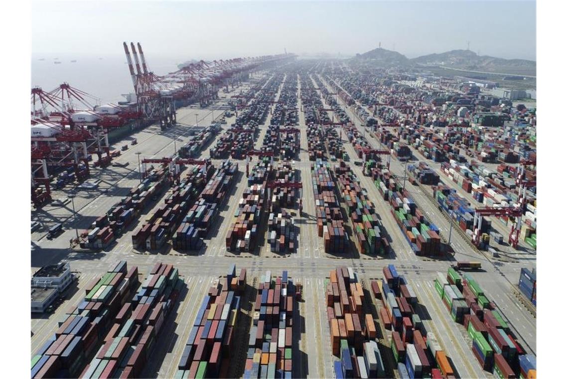 Containerdock im Tiefwasserhafen Yangshan bei Shanghai. China fordert von den USA mehr Kompromissbereitschaft im derzeitigen Handelsstreit. Foto: Ding Ting/Xinhua/AP/