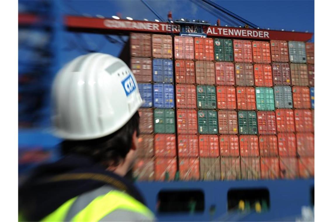 Exportwirtschaft behauptet sich in rauem Klima Containerschiff am Containerterminal Altenwerder. Foto: Marcus Brandt