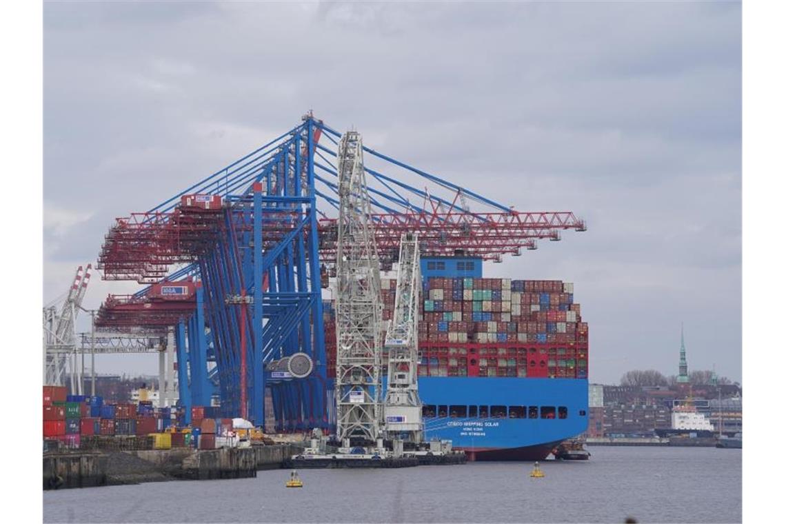 Hamburger Hafen wird die Sanktionen spüren Containerschiff im Hamburger Hafen am Containerterminal. Foto: Marcus Brandt/dpa